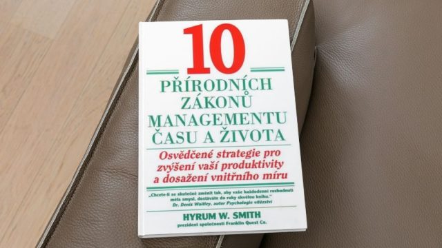 10 přírodních zákonů managementu času a života, výtažek nejlepších myšlenek z knihy