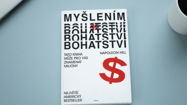 Myšlením k úspěchu v realitách: Klíčové principy z knihy „Myšlením k bohatství“