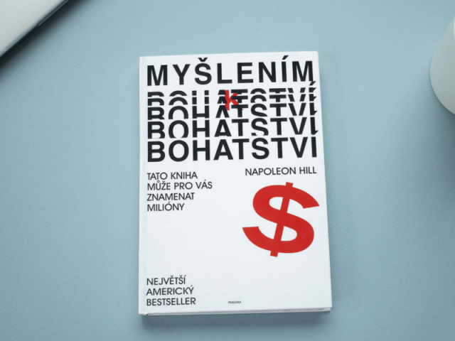 Myšlením k úspěchu v realitách: Klíčové principy z knihy „Myšlením k bohatství“
